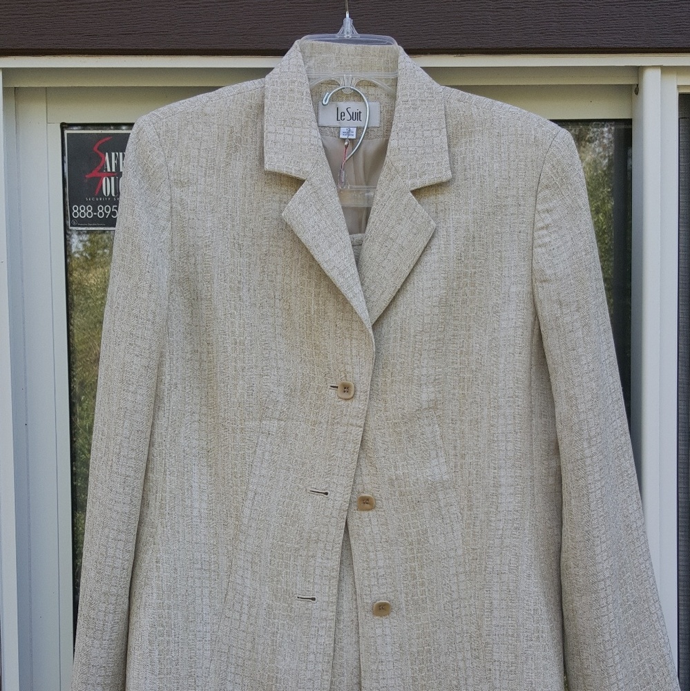 Skirt suit
